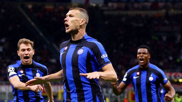 MILAN, ITALY - MAY 10: Edin Dzeko of FC Internazionale celebrates with teammates after scoring the team's first goal during the UEFA Champions League semi-final first leg match between AC Milan and FC Internazionale at San Siro on May 10, 2023 in Milan, Italy. (Photo by Clive Rose/Getty Images) Sky: “Le novità su Mkhitaryan e Correa. Dzeko o Lukaku? Oggi in attacco giocherebbe…” - immagine 1