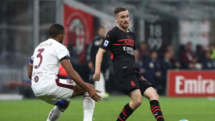 MILAN, ITALY - OCTOBER 26: Alexis Saelemaekers of AC Milan is challenged by Gleison Bremer of Torino FC during the Serie A match between AC Milan and Torino FC at Stadio Giuseppe Meazza on October 26, 2021 in Milan, Italy. (Photo by Marco Luzzani/Getty Images)