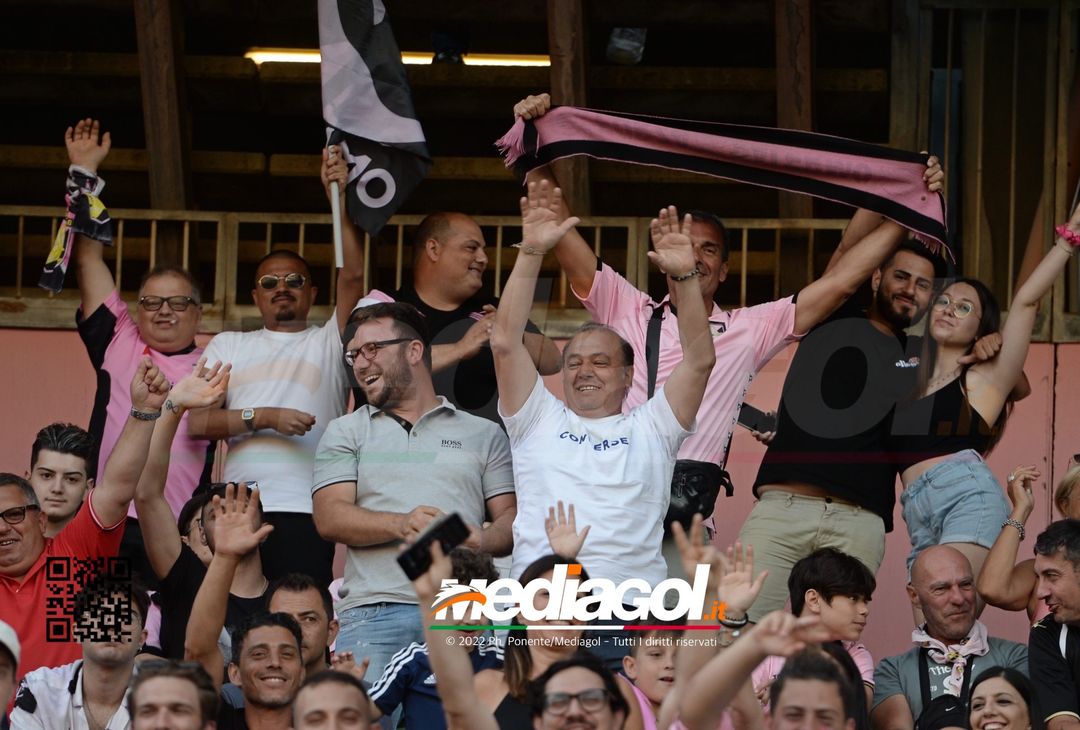 Fototifo, facce da Serie B. I tifosi allo stadio per Palermo-Padova 1-0 - immagine 118