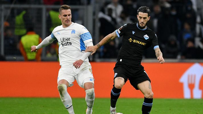 MARSEILLE, FRANCE - NOVEMBER 04: Luis Alberto of SS Lazio compete for the ball with Arkadiusz Milik of Olympique Marseille during the UEFA Europa League group E match between Olympique Marseille and SS Lazio at Stade Velodrome on November 04, 2021 in Marseille, France. (Photo by Marco Rosi - SS Lazio/Getty Images) Si lavora al sostituto di Castrovilli: Luis Alberto il preferito, tutti i nomi - immagine 1