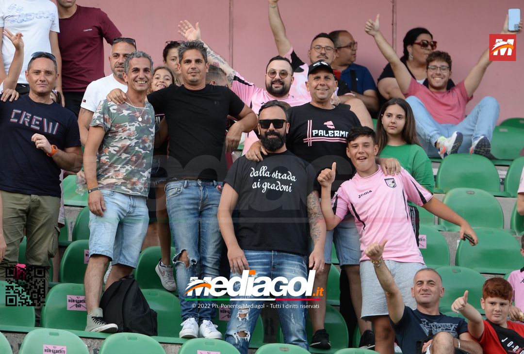 Fototifo, facce da Serie B. I tifosi allo stadio per Palermo-Padova 1-0 - immagine 77