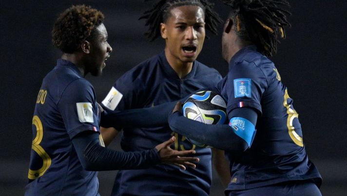 France's midfielder Warren Bondo (L), midfielder Etienne Camara (C) and defender Jordan Somedo Varela celebrates after teammate Felix Nzouango (out of frame) scored the team's third goal during the Argentina 2023 U-20 World Cup group E football match between Honduras and France at the Estadio Unico Diego Armando Maradona stadium in La Plata, Argentina, on May 28, 2023. (Photo by Juan MABROMATA / AFP) (Photo by JUAN MABROMATA/AFP via Getty Images) Udinese, accordo vicino per un centrocampista classe 2003: cifre e dettagli dell’operazione - immagine 1