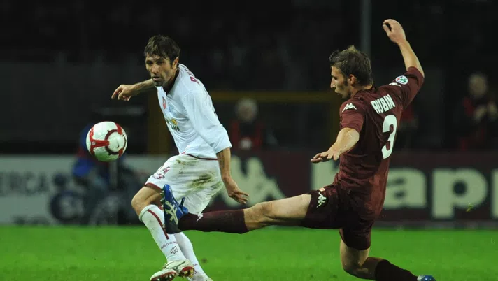 TURIN, ITALY - OCTOBER 23: Matteo Rubin of Torino FC competes for the ball with Antonio Busce' of Reggina Calcio during the Serie B match between Torino FC and Reggina Calcio at Olimpico Stadium on October 23, 2009 in Turin, Italy. (Photo by Valerio Pennicino/Getty Images)