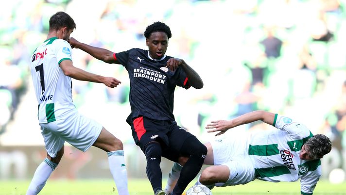 GRONINGEN, NETHERLANDS - SEPTEMBER 13: Pablo Rosario of PSV battles for the ball with Ramon Pascal Lundqvist and Jorgen Strand Larsen of Football Club Groningen during the Dutch Eredivisie match between FC Groningen and PSV Eindhoven at Hitachi Capital Mobility Stadion on September 13, 2020 in Groningen, Netherlands. (Photo by Dean Mouhtaropoulos/Getty Images) Genoa, il bomber norvegese Strand Larsen prende tempo: “Non penso che lascerò Groningen” - immagine 1