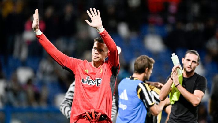 REGGIO NELL'EMILIA, ITALY - SEPTEMBER 23: Wojciech Szczesny of Juventus acknowledges fans after the Serie A TIM match between US Sassuolo and Juventus at Mapei Stadium - Citta' del Tricolore on September 23, 2023 in Reggio nell'Emilia, Italy. (Photo by Daniele Badolato - Juventus FC/Juventus FC via Getty Images) Voti fantacalcio: Szczesny quanto Gatti, Laurienté più di Berardi! Sufficienza per Vlahovic - immagine 1
