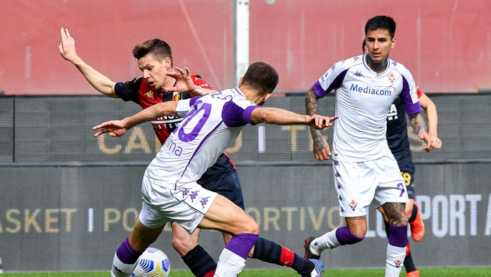 Miha Zajc of Genoa (L) tries to go past German Pezzella of Fiorentina. (Photo by Getty Images) 