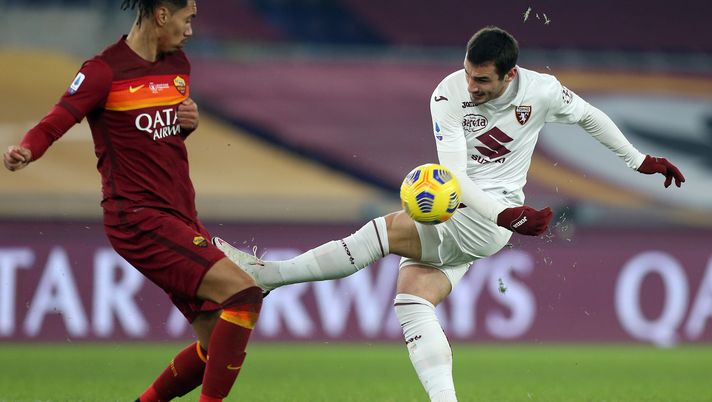 ROME, ITALY - DECEMBER 17: Federico Bonazzoli of Torino has a shot blocked by Chris Smalling of Roma during the Serie A match between AS Roma and Torino FC at Stadio Olimpico on December 17, 2020 in Rome, Italy. The match will be played without fans, behind closed doors as a Covid-19 precaution. (Photo by Paolo Bruno/Getty Images) ROME, ITALY - DECEMBER 17: Federico Bonazzoli of Torino has a shot blocked by Chris Smalling of Roma during the Serie A match between AS Roma and Torino FC at Stadio Olimpico on December 17, 2020 in Rome, Italy. The match will be played without fans, behind closed doors as a Covid-19 precaution. (Photo by Paolo Bruno/Getty Images)