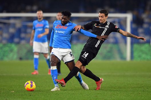 NAPLES, ITALY - DECEMBER 22: Frank Anguissa of SSC Napoli is tackled by Jakub Kiwior of Spezia Calcio during the Serie A match between SSC Napoli and Spezia Calcio at Stadio Diego Armando Maradona on December 22, 2021 in Naples, Italy. (Photo by Francesco Pecoraro/Getty Images) Spezia, Kiwior denunciato a piede libero per resistenza e violenza a pubblico ufficiale - immagine 1