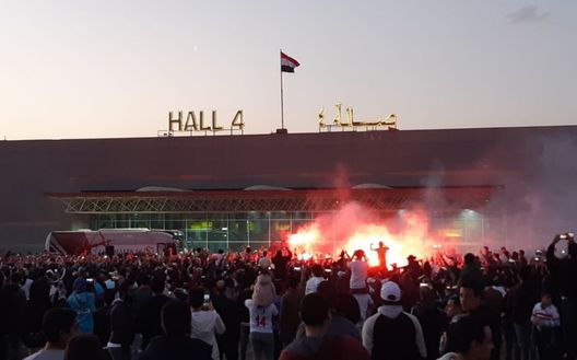 La festa dei tifosi Zamalek al ritorno della squadra dopo la vittoria della Supercoppa ad Abu Dhabi, prima del derby non giocato poi per protesta... 