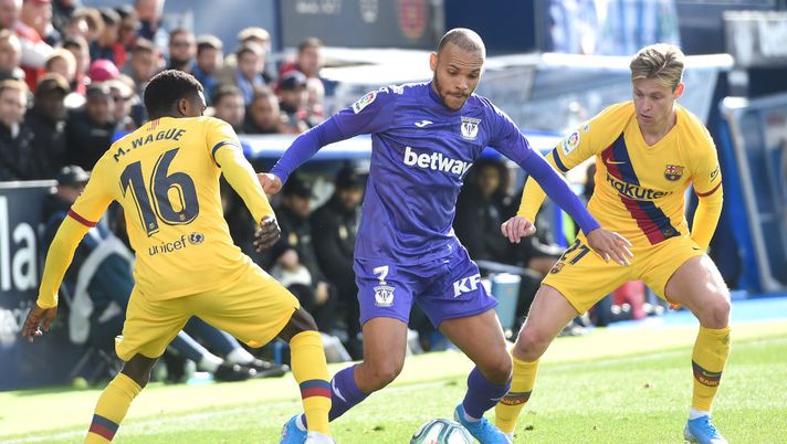 LEGANES, SPAIN - NOVEMBER 23: Martin Braithwaite of Leganes battles for possession with Moussa Wague of FC Barcelona and Frenkie de Jong of FC Barcelona during the La Liga match between CD Leganes and FC Barcelona at Estadio Municipal de Butarque on November 23, 2019 in Leganes, Spain. (Photo by Denis Doyle/Getty Images) LEGANES, SPAIN - NOVEMBER 23: Martin Braithwaite of Leganes battles for possession with Moussa Wague of FC Barcelona and Frenkie de Jong of FC Barcelona during the La Liga match between CD Leganes and FC Barcelona at Estadio Municipal de Butarque on November 23, 2019 in Leganes, Spain. (Photo by Denis Doyle/Getty Images)