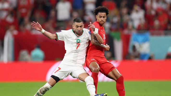 DOHA, QATAR - DECEMBER 01: Hakim Ziyech of Morocco controls the ball against Tajon Buchanan of Canada during the FIFA World Cup Qatar 2022 Group F match between Canada and Morocco at Al Thumama Stadium on December 01, 2022 in Doha, Qatar. (Photo by Richard Heathcote/Getty Images) canada marocco