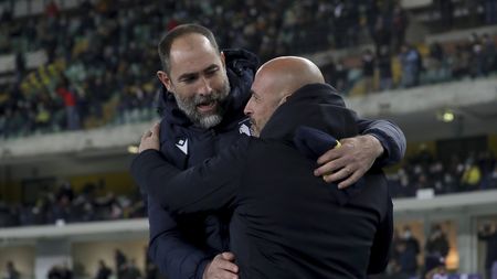 VERONA, ITALY - DECEMBER 22: Igor Tudor (L) Head coach of Hellas Verona and Vincenzo Italiano (R) Head coach of ACF Fiorentina looks on during the Serie A match between Hellas Verona and ACF Fiorentina at Stadio Marcantonio Bentegodi on December 22, 2021 in Verona, Italy. (Photo by Giuseppe Cottini/Getty Images) VERONA, ITALY - DECEMBER 22: Igor Tudor (L) Head coach of Hellas Verona and Vincenzo Italiano (R) Head coach of ACF Fiorentina looks on during the Serie A match between Hellas Verona and ACF Fiorentina at Stadio Marcantonio Bentegodi on December 22, 2021 in Verona, Italy. (Photo by Giuseppe Cottini/Getty Images)
