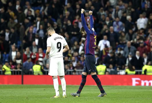MADRID, SPAIN - MARCH 02: Gerard Pique of Barcelona celebrates victory as he walks past Karim Benzema of Real Madrid during the La Liga match between Real Madrid CF and FC Barcelona at Estadio Santiago Bernabeu on March 02, 2019 in Madrid, Spain. (Photo by Gonzalo Arroyo Moreno/Getty Images) MADRID, SPAIN - MARCH 02: Gerard Pique of Barcelona celebrates victory as he walks past Karim Benzema of Real Madrid during the La Liga match between Real Madrid CF and FC Barcelona at Estadio Santiago Bernabeu on March 02, 2019 in Madrid, Spain. (Photo by Gonzalo Arroyo Moreno/Getty Images)