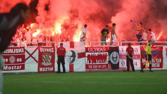 Assurdo in Bosnia: tifosi invadono il campo e danno fuoco all’auto arbitrale  Assurdo in Bosnia: tifosi invadono il campo e danno fuoco all’auto arbitrale - immagine 1