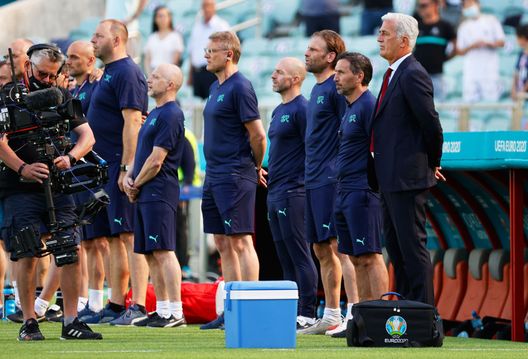 BAKU, AZERBAIJAN - JUNE 12: Vladimir Petkovic (R), Head Coach of Switzerland and Antonio Manicone, Assistant Coach of Switzerland stand for the national anthem prior to the UEFA Euro 2020 Championship Group A match between Wales and Switzerland at the Baku Olympic Stadium on June 12, 2021 in Baku, Azerbaijan. (Photo by Valentin Ogirenko - Pool/Getty Images) Svizzera, quante similitudini con le qualificazioni del 2018, magari finisse allo stesso modo…- immagine 2