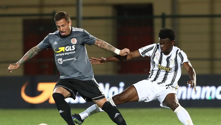 ALESSANDRIA, ITALY - APRIL 03: Paolo Gozzi Iweru (R) of Juventus is challenged by Umberto Eusepi (L) of Alessandria during the Serie C match between Alessandria and Juventus U23 at Stadio Giuseppe Moccagatta on April 03, 2021 in Alessandria, Italy. (Photo by Juventus FC/Juventus FC via Getty Images) ALESSANDRIA, ITALY - APRIL 03: Paolo Gozzi Iweru (R) of Juventus is challenged by Umberto Eusepi (L) of Alessandria during the Serie C match between Alessandria and Juventus U23 at Stadio Giuseppe Moccagatta on April 03, 2021 in Alessandria, Italy. (Photo by Juventus FC/Juventus FC via Getty Images)