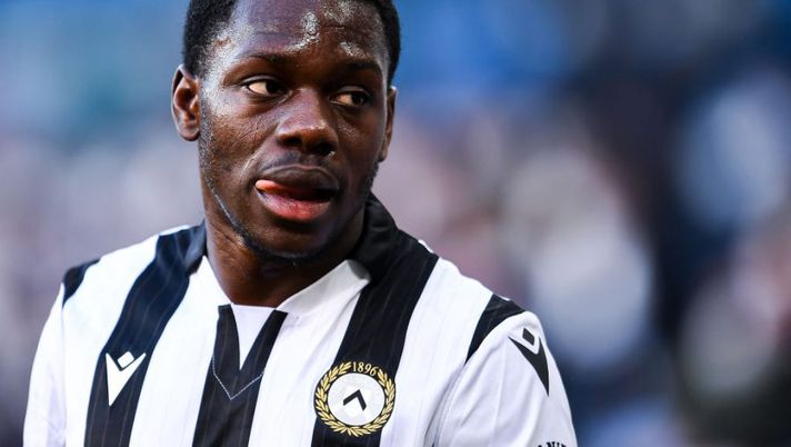 GENOA, ITALY - JANUARY 22: Jean Makengo of Udinese looks on during the Serie A match between Genoa CFC and Udinese Calcio at Stadio Luigi Ferraris on January 22, 2022 in Genoa, Italy. (Photo by Getty Images) Makengo dà forfait: “Torno nel 2023, ecco perché: un problema mi affliggeva…” - immagine 1