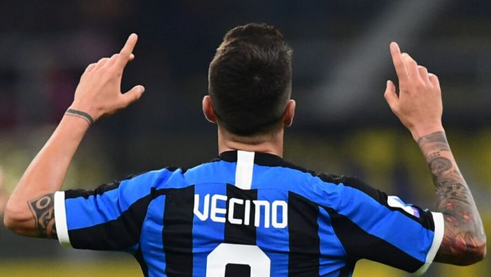 Inter Milan's Uruguayan midfielder Matias Vecino celebrates after scoring a header during the Italian Serie A football match Inter Milan vs Hellas Verona on November 9, 2019 at the San Siro stadium in Milan. (Photo by Miguel MEDINA / AFP) (Photo by MIGUEL MEDINA/AFP via Getty Images) Napoli, il CorSport: “Vecino ancora infortunato, l’Inter vuole inserire una clausola” - immagine 1