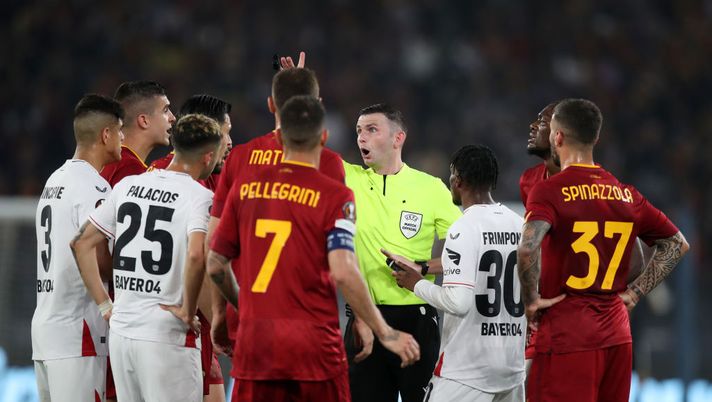 Roma-Bayer Leverkusen, la moviola: ammoniti Mancini e Abraham per proteste - immagine 1