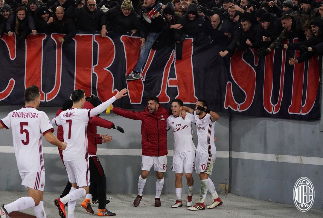  Esultanza dei giocatori del Milan sotto i propri tifosi dopo il gol di Davide Calabria (credits: acmilan.com) 