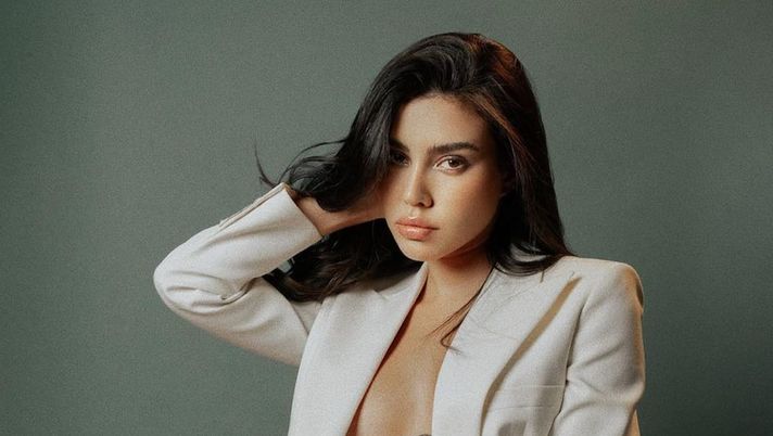 Michelle Sander incanta il web: che décolleté per l’ex di Petagna  Michelle Sander incanta il web: che décolleté per l’ex di Petagna - immagine 1