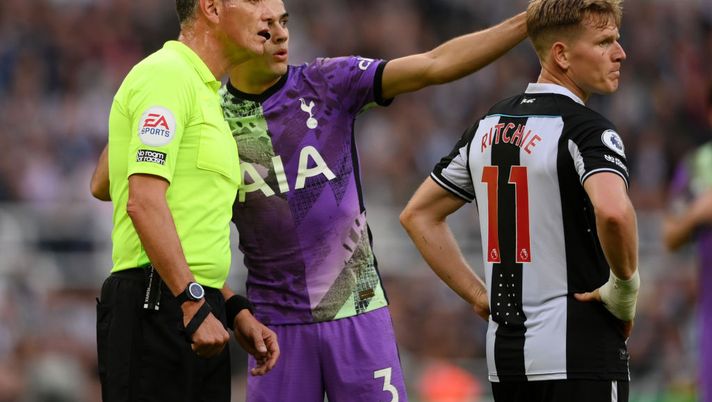 NEWCASTLE UPON TYNE, ENGLAND - OCTOBER 17: Match Referee, Andre Marriner looks on as Sergio Reguilon of Tottenham Hotspur points out a potential issue in the stand during the Premier League match between Newcastle United and Tottenham Hotspur at St. James Park on October 17, 2021 in Newcastle upon Tyne, England. (Photo by Stu Forster/Getty Images) Newcastle, tragedia sfiorata: malore di un tifoso, intervengono i calciatori e permettono i soccorsi - immagine 1
