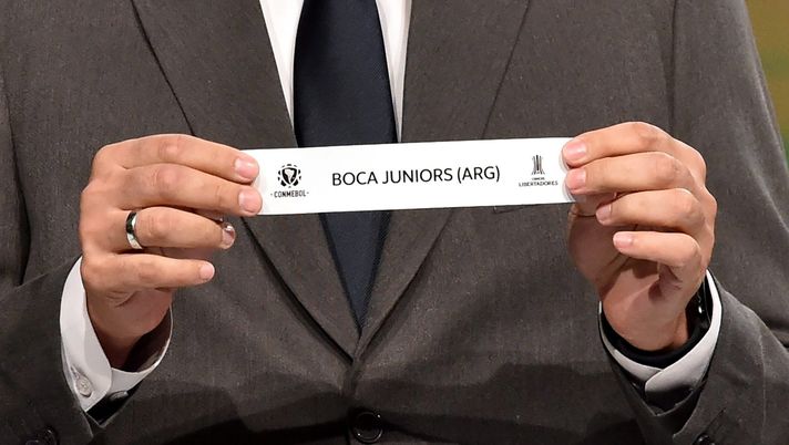 LUQUE, PARAGUAY - MAY 27: Director of Competitions of CONMEBOL Fred Nantes draws out the card of Boca Juniors during the draw for the matches of Round of Sixteen of Copa CONMEBOL Libertadores and Copa CONMEBOL Sudamericana at Centro de Convenciones de la Conmebol on May 27, 2022 in Luque, Paraguay. (Photo by Norberto Duarte-Pool/Getty Images) Boca River