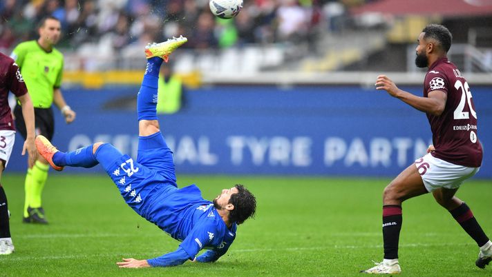 TURIN, ITALY - OCTOBER 09: Mattia Destro of Empoli FC scores their side's first goal whilst under pressure from Nikola Vlasic of Torino FC during the Serie A match between Torino FC and Empoli FC at Stadio Olimpico di Torino on October 09, 2022 in Turin, Italy. (Photo by Valerio Pennicino/Getty Images) Consigli Fantacalcio, 5 attaccanti per la 10a giornata: Destro per il “bis”, occhio a Deulofeu e Belotti - immagine 1