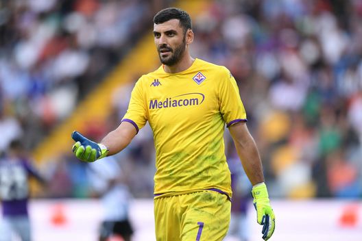 UDINE, ITALY - AUGUST 31: Pietro Terracciano of ACF Fiorentina gestures during the Serie A match between Udinese Calcio and ACF Fiorentina at Dacia Arena on August 31, 2022 in Udine, Italy. (Photo by Alessandro Sabattini/Getty Images) Riganò: “Terracciano fa bene a chiedere di più. Turnover? Meglio calcolato”- immagine 2