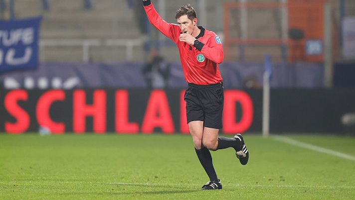 BOCHUM, GERMANY - DECEMBER 11: Referee, Matthias Jollenbeck disallows a goal scored by Marius Wolf of Borussia Dortmund after a VAR review during the Bundesliga match between VfL Bochum and Borussia Dortmund at Vonovia Ruhrstadion on December 11, 2021 in Bochum, Germany. (Photo by Joosep Martinson/Getty Images) BOCHUM, GERMANY - DECEMBER 11: Referee, Matthias Jollenbeck disallows a goal scored by Marius Wolf of Borussia Dortmund after a VAR review during the Bundesliga match between VfL Bochum and Borussia Dortmund at Vonovia Ruhrstadion on December 11, 2021 in Bochum, Germany. (Photo by Joosep Martinson/Getty Images)