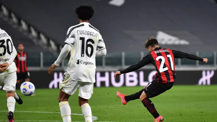 Brahim Díaz (attaccante AC Milan) scocca il tiro del suo gol in Juventus-Milan 0-3 (Serie A 2020-2021) | News (Getty Images)