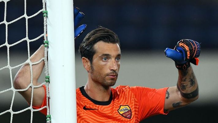 VERONA, ITALY - SEPTEMBER 19: Antonio Mirante of AS Roma gestures during the Serie A match between Hellas Verona FC and AS Roma at Stadio Marcantonio Bentegodi on September 19, 2020 in Verona, Italy. (Photo by Alessandro Sabattini/Getty Images) Mangiante (Sky): “Mirante, tutti da lui per un motivo. La scelta su Pau Lopez…” - immagine 1