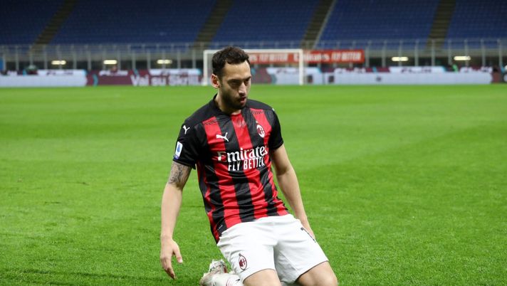 MILAN, ITALY - MAY 01: Hakan Calhanoglu of A.C. Milan celebrates after scoring their side's first goal during the Serie A match between AC Milan and Benevento Calcio at Stadio Giuseppe Meazza on May 01, 2021 in Milan, Italy. Sporting stadiums around Italy remain under strict restrictions due to the Coronavirus Pandemic as Government social distancing laws prohibit fans inside venues resulting in games being played behind closed doors. (Photo by Marco Luzzani/Getty Images) MILAN, ITALY - MAY 01: Hakan Calhanoglu of A.C. Milan celebrates after scoring their side's first goal during the Serie A match between AC Milan and Benevento Calcio at Stadio Giuseppe Meazza on May 01, 2021 in Milan, Italy. Sporting stadiums around Italy remain under strict restrictions due to the Coronavirus Pandemic as Government social distancing laws prohibit fans inside venues resulting in games being played behind closed doors. (Photo by Marco Luzzani/Getty Images)