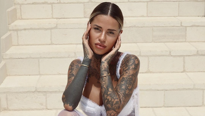 Zoe Cristofoli stanca, un hater la attacca: “Ma stai con Theo”. E lei replica  Zoe Cristofoli stanca, un hater la attacca: “Ma stai con Theo”. E lei replica