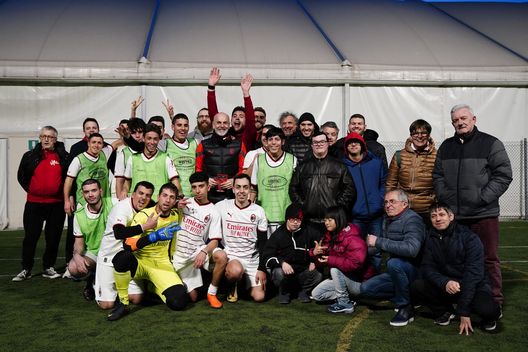 Stefano Pioli in compagni dei ragazzi del Vharese (foto acmilan)