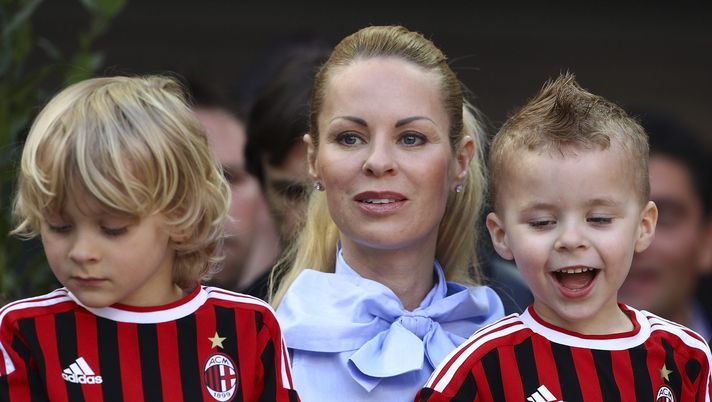 Helena Seger, moglie di Zlatan Ibrahimovic, con figli Maximilian e Vincent allo stadio Meazza in San Siro durante una partita del 2012 dell'AC Milan (Photo by Marco Luzzani/Getty Images) 