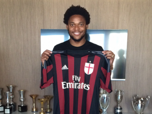Luiz Adriano con la maglia del Milan (fonte foto acmilan.com) Luiz Adriano con la maglia del Milan (fonte foto acmilan.com)