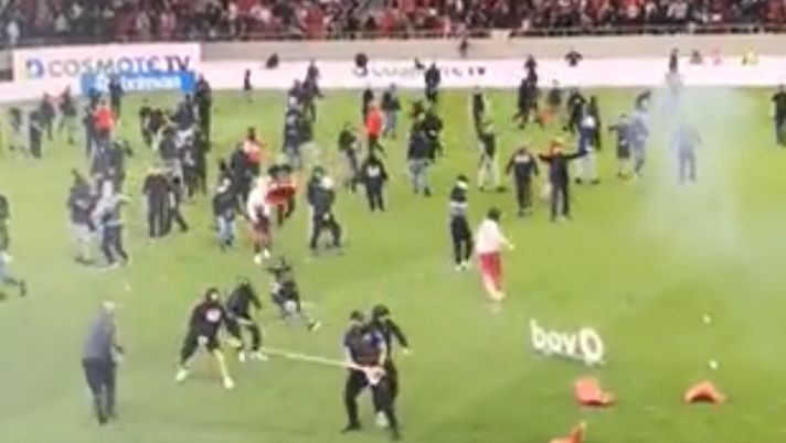 Derby di Atene, Olympiacos-AEK: i tifosi hanno raggiunto la porta degli spogliatoi - immagine 1