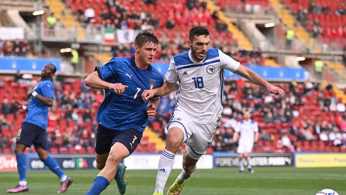 TRIESTE, ITALY - MARCH 29: Lorenzo Colombo of Italy U21 competes for the ball with Adrian Leon Barisic of Bosnia and Herzegovina U21 during the UEFA European Under-21 Championship Qualifier match between Italy U21 and Bosnia and Herzegovina U21 at Stadio Nereo Rocco on March 29, 2022 in Trieste, Italy. (Photo by Alessandro Sabattini/Getty Images) Barisic in panchina nel preliminare di Conference: indizio di mercato? - immagine 1