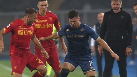 LECCE, ITALY - OCTOBER 17: Alexis Blin of Lecce competes for the ball with Luka Jovic of Fiorentina during the Serie A match between US Lecce and ACF Fiorentina at Stadio Via del Mare on October 17, 2022 in Lecce, Italy. (Photo by Maurizio Lagana/Getty Images)