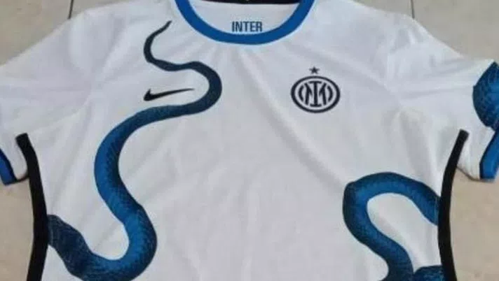 Inter, ecco la maglia da trasferta per il 2021/2022: biscione su lati e maniche &#8211; FOTO