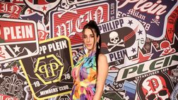Valentina Vignali alla Milano Fashion Week: lungo abito colorato, le immagini