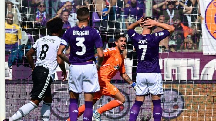 Fiorentina's Serbian forward Luka Jovic (R) reacts after failing to score a penalty against Juventus' Italian goalkeeper Mattia Perin (Rear C) during the Italian Serie A football match between Fiorentina and Juventus on September 3, 2022 at the Artemio-Franchi stadium in Florence. (Photo by Vincenzo PINTO / AFP) (Photo by VINCENZO PINTO/AFP via Getty Images) Fiorentina, ecco il rigorista contro la Juve: Jovic sbaglia senza Gonzalez - immagine 1