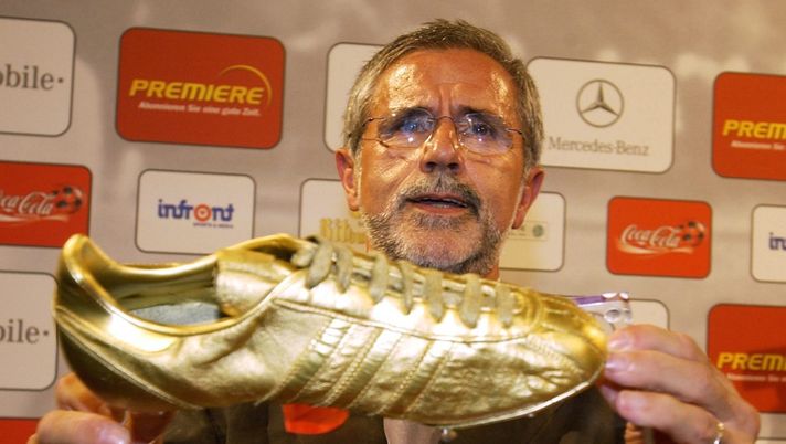 COLOGNE, GERMANY - AUGUST 23: 40 Jahre Bundesliga, Koeln; Jubilaeumsfeier; Gerd MUELLER mit dem Goldenen Schuh (Photo by Christof Koepsel/Bongarts/Getty Images) COLOGNE, GERMANY - AUGUST 23: 40 Jahre Bundesliga, Koeln; Jubilaeumsfeier; Gerd MUELLER mit dem Goldenen Schuh (Photo by Christof Koepsel/Bongarts/Getty Images)