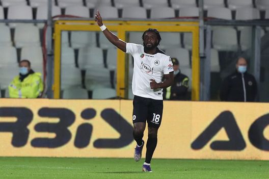  LA SPEZIA, ITALY - DECEMBER 23: Mbala Nzola of Spezia Calcio celebrates after scoring a goal during the Serie A match between Spezia Calcio and Genoa CFC at Stadio Alberto Picco on December 23, 2020 in La Spezia, Italy. (Photo by Gabriele Maltinti/Getty Images) 