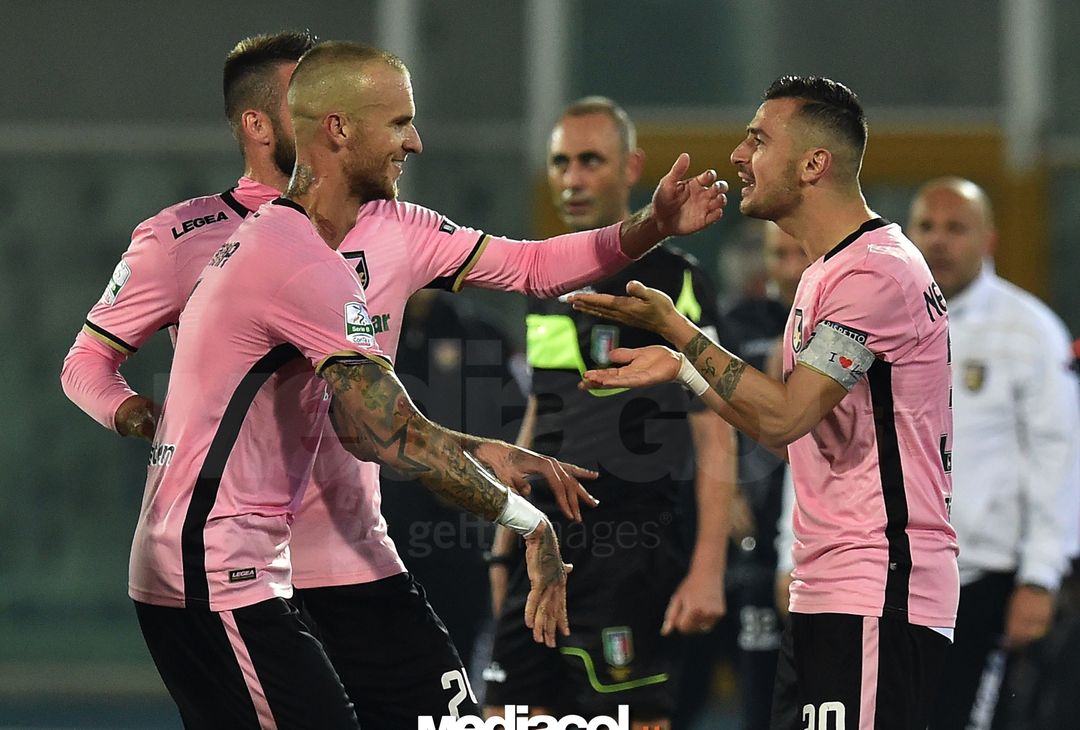  PESCARA, ITALY - NOVEMBER 03:  Iljia Nestorovski of US Città di Palermo FC celebrates after scoring goal 1-2 during the Serie B match between Pescara Calcio and US Citta di Palermo FC at Stadio Adriatico Giovanni Cornacchia on November 3, 2017 in Pescara, Italy.  (Photo by Giuseppe Bellini/Getty Images) 