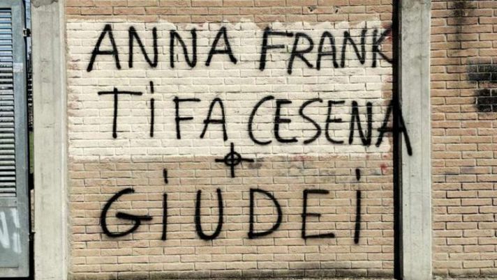 Derby e orrore: stadio di Rimini, scritta anti-semita contro il Cesena Derby e orrore: stadio di Rimini, scritta anti-semita contro il Cesena - immagine 1