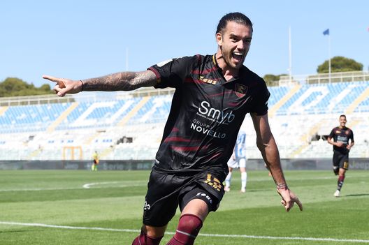 Casasola esulta dopo un gol con la maglia della Salernitana Casasola esulta dopo un gol con la maglia della Salernitana