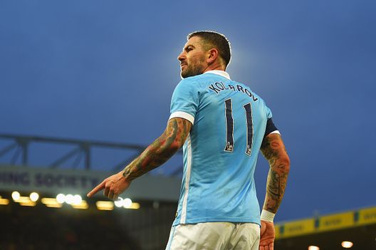  Aleksandar Kolarov con la maglia del Manchester City 