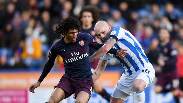 HUDDERSFIELD, ENGLAND - FEBRUARY 09: Aaron Mooy of Huddersfield Town is challenged by Mohamed Elneny of Arsenal during the Premier League match between Huddersfield Town and Arsenal FC at John Smith's Stadium on February 9, 2019 in Huddersfield, United Kingdom.  (Photo by Gareth Copley/Getty Images) 